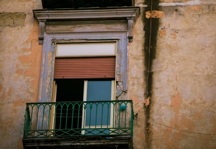 bambino-precipita-dal-balcone