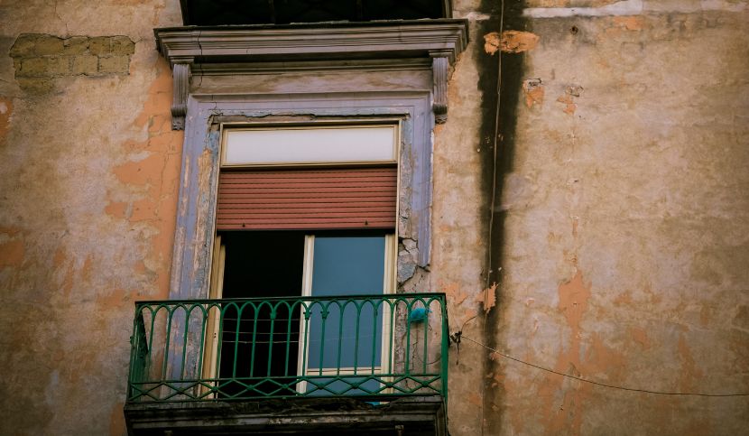 bambino-precipita-dal-balcone